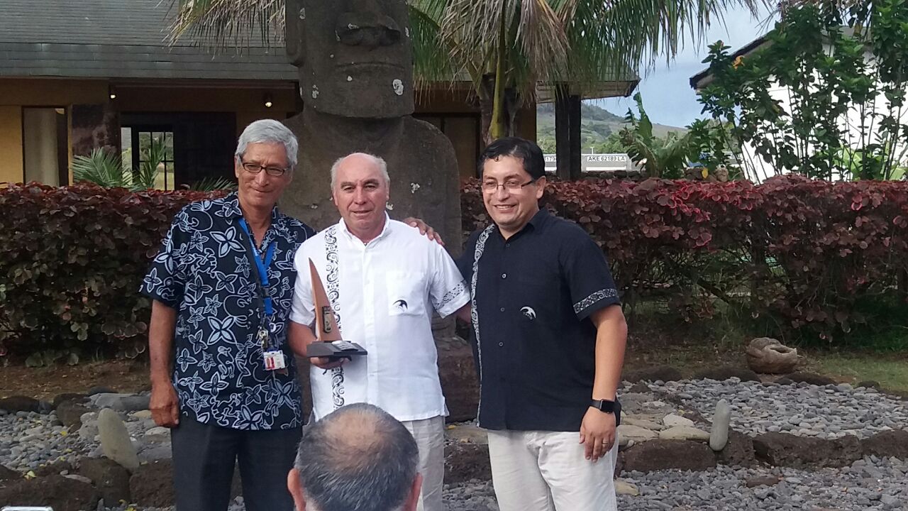 Entrega Reconocimiento a Ex funcionario Sr. Sergio Rojas