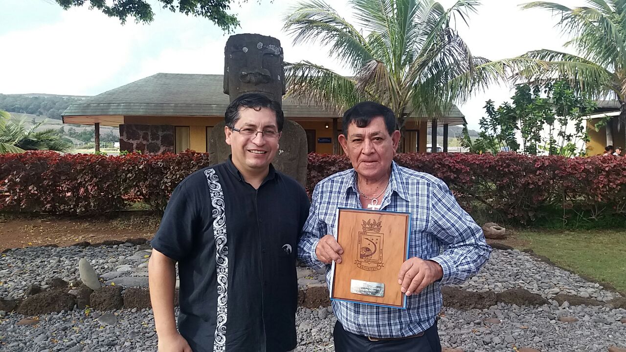 Entrega reconocimiento Ex Funcionario Sr. Benito Alarcón
