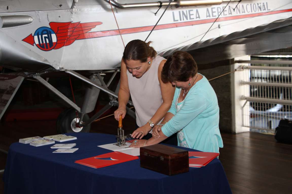 3. Gisela Escobar, Vicepresidente de Asuntos Corporativos de Latam y María Verónica Saldias de Correos de Chile.